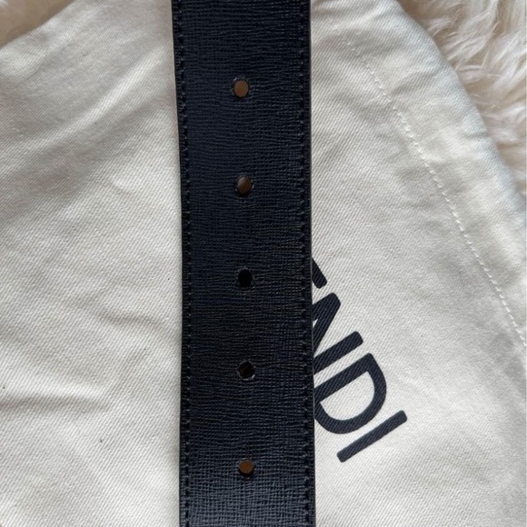 Fendi
Black Women's Dark Soft Leather Gold Buckle Size 32 8c0497 Belt - Picture 8 of 8